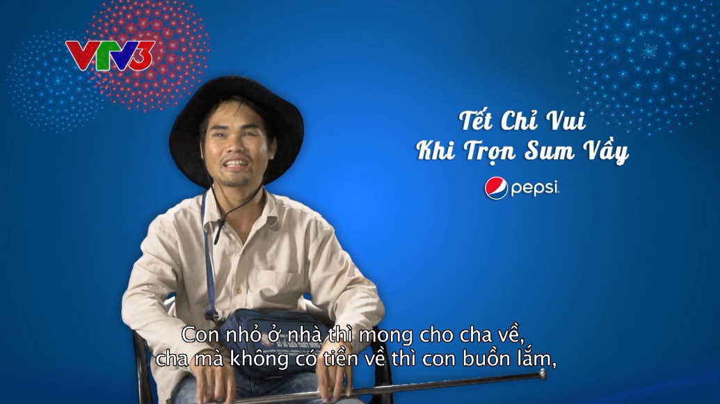 Anh bán vé số khiếm thị và ước mơ sum vầy ngày Tết - 2 Ước mơ duy nhất của anh là bán hết xấp vé số, có chút dư dả để được đón Tết bên gia đình.