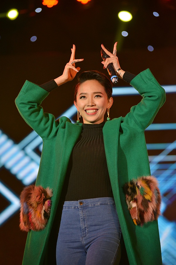 Tóc Tiên cũng đóng góp 2 ca khúc trong gala. Cô chia sẻ rằng Hà Nội quá lạnh nên không thể mặc đồ diễn mà mặc áo rét lên sân khấu