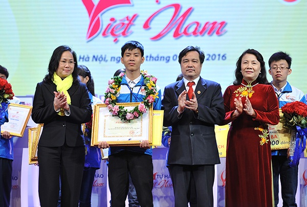 Bạn Huỳnh Thanh Nhân đến từ Khánh Hoà đoạt giải Nhất cuộc thi sau khi trải qua vòng chung kết đấu trí đầy căng thẳng với 81 thí sinh khác