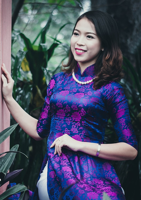 Nguyễn Phương Linh (Xã hội học K33) thích đi du lịch, viết báo, chụp ảnh phong cảnh. Gương mặt cá tính này thích nấu ăn, tìm tòi các món lạ, đặc biệt là các món ăn Hàn Quốc. Cô nàng cũng rất “cuồng” son, hoa hướng dương và hoa sữa.