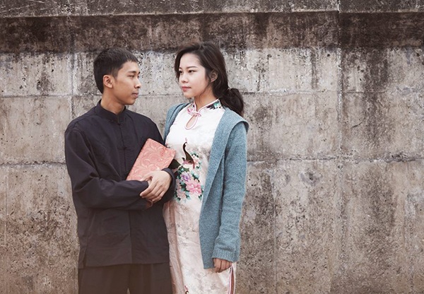 Bạn trẻ Việt tái hiện chuyện tình "soái ca" Diệp Vấn gây sốt trên mạng - 2 Đông cùng Hiền vào vai vợ chồng Diệp Vấn. Cặp đôi đang gây sốt khi bộ phim Diệp Vấn 3 ra rạp
