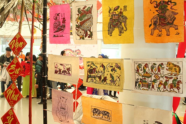 Những bức tranh Đông Hồ được trang trí bên ngoài lễ hội