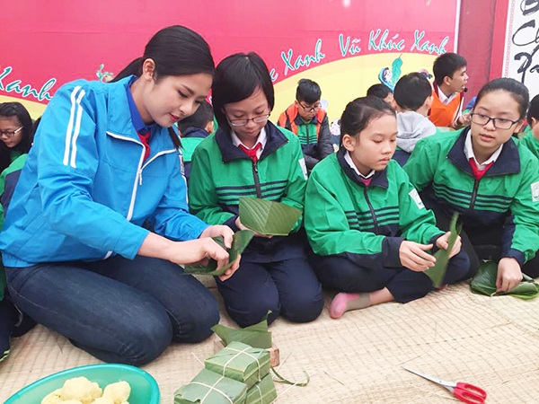 Hoa hậu Ngọc Hân cùng học sinh gói bánh chưng tặng trẻ em vùng cao - 1 Hoa hậu Ngọc Hân dạy học sinh Nguyễn Tri Phương gói bánh chưng