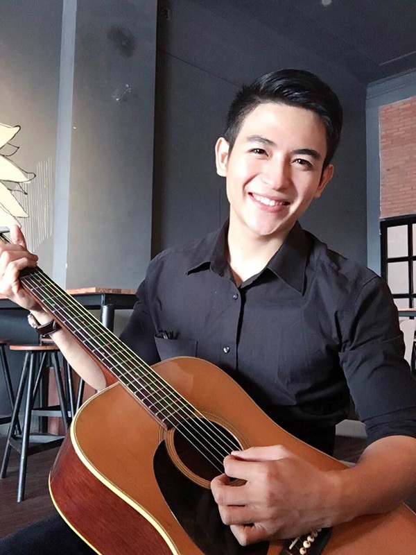 Gặp chàng phát thanh viên tuổi Thân đẹp trai như diễn viên - 3 Hải Dương có rất nhiều tài lẻ và sở thích như chụp ảnh, làm người mẫu, vẽ tranh...