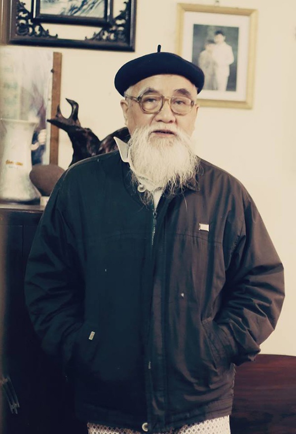 Chuyện cặp vợ chồng "đầu bạc răng long" truyền niềm tin vào tình yêu cho giới trẻ - 8
Ông đẹp lão và có hàm râu bạc như cước. Ông đọc ngôn tình, vì thấy hình ảnh của chính mình trong nhân vật soái ca.