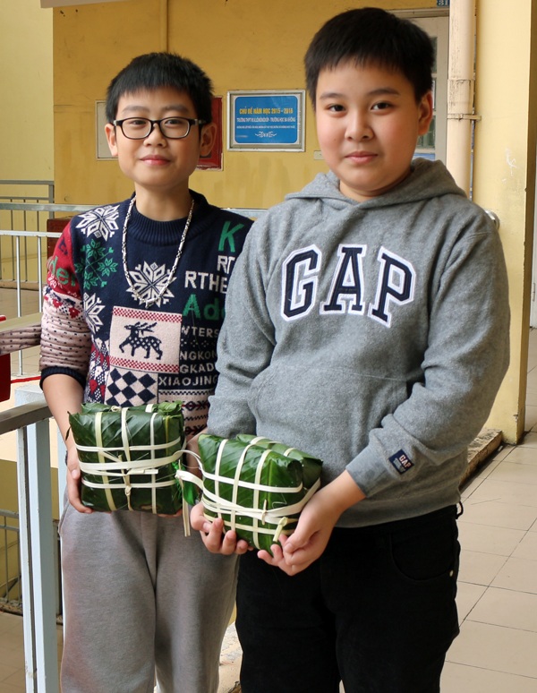 Học sinh Lomonoxop học gói bánh chưng ngày Tết - 4 Học sinh khối 6, 7 hào hứng khoe thành quả của mình