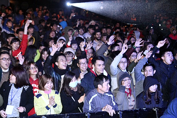 Sinh viên Giao thông đội mưa cuồng nhiệt trong giai điệu rock - 9
Còn sinh viên say sưa hát dưới mưa