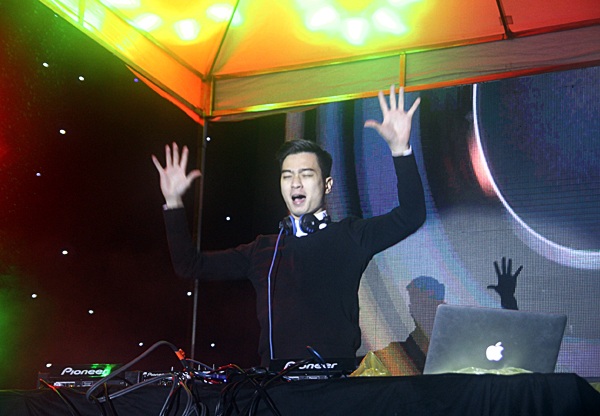Sinh viên Giao thông đội mưa cuồng nhiệt trong giai điệu rock - 6 DJ SlimV xuất hiện thổi lửa đêm nhạc bằng những bản nhạc điện tử EDM sôi động.
