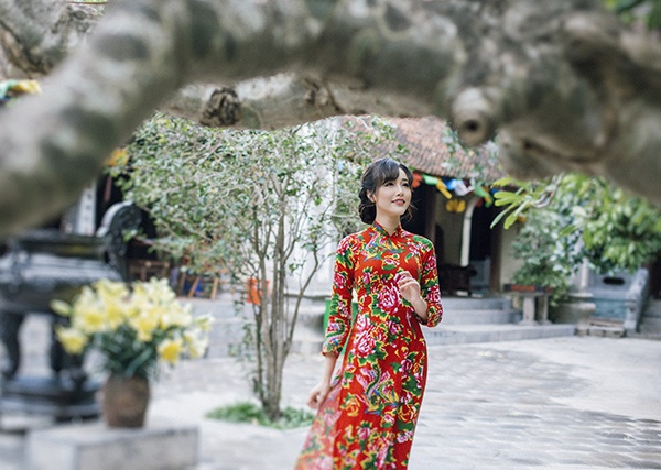 "Hot girl Ngoại thương" Ngân Búng đằm thắm áo dài đi lễ chùa - 12 "Hot girl Ngoại thương" Ngân Búng đằm thắm áo dài đi lễ chùa - 12