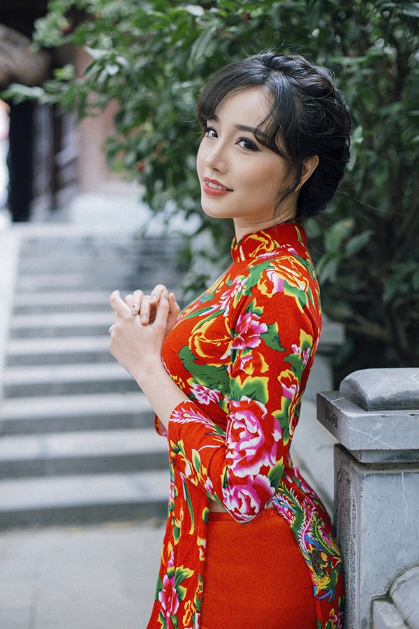 "Hot girl Ngoại thương" Ngân Búng đằm thắm áo dài đi lễ chùa - 2 "Hot girl Ngoại thương" Ngân Búng đằm thắm áo dài đi lễ chùa - 2
