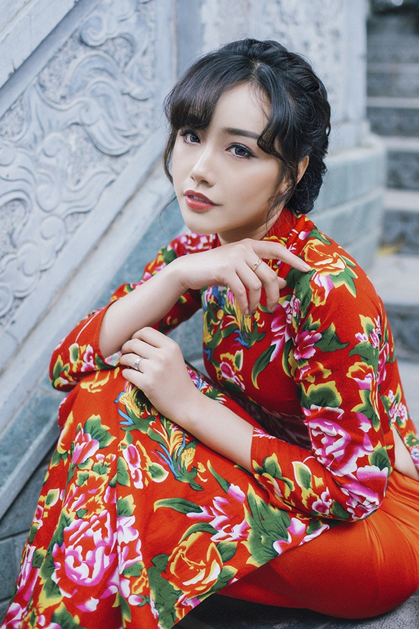"Hot girl Ngoại thương" Ngân Búng đằm thắm áo dài đi lễ chùa - 3 "Hot girl Ngoại thương" Ngân Búng đằm thắm áo dài đi lễ chùa - 3