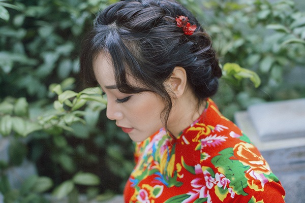 "Hot girl Ngoại thương" Ngân Búng đằm thắm áo dài đi lễ chùa - 6 "Hot girl Ngoại thương" Ngân Búng đằm thắm áo dài đi lễ chùa - 6