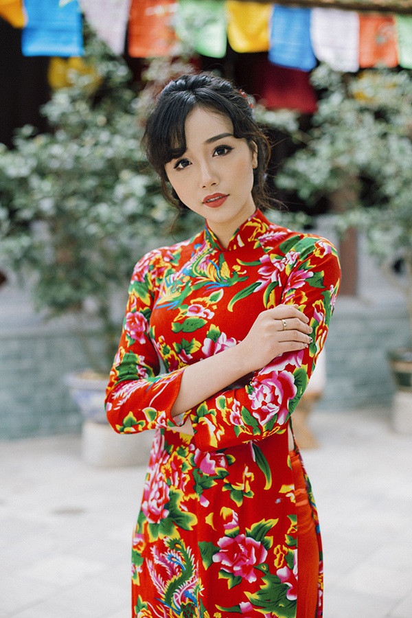 "Hot girl Ngoại thương" Ngân Búng đằm thắm áo dài đi lễ chùa - 8 "Hot girl Ngoại thương" Ngân Búng đằm thắm áo dài đi lễ chùa - 8