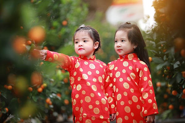 Bé gái Hà Giang xúng xính trang phục dân tộc đón Tết Bính Thân - 8 Hai cô bé cũng diện cả áo dài truyền thống để đón Tết