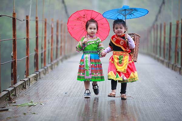 Bé gái Hà Giang xúng xính trang phục dân tộc đón Tết Bính Thân - 1 Hai cô bé xinh xắn đến từ Hà Giang