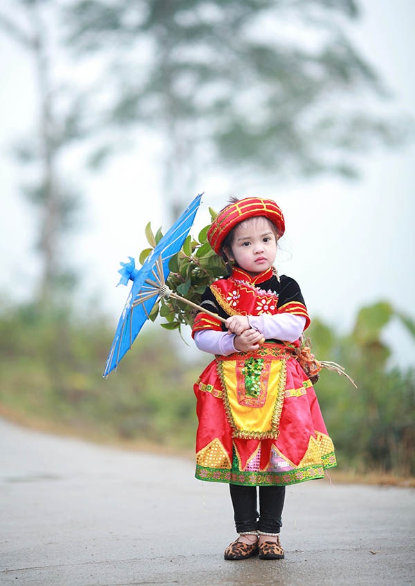 Bé gái Hà Giang xúng xính trang phục dân tộc đón Tết Bính Thân - 5 Trang phục của đồng bào dân tộc thiểu số nhiều màu sắc bắt mắt khiến các bé rất thích thú