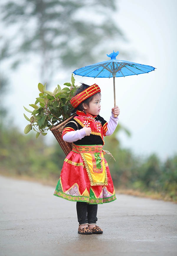 Bé gái Hà Giang xúng xính trang phục dân tộc đón Tết Bính Thân - 3 Bé gái Hà Giang xúng xính trang phục dân tộc đón Tết Bính Thân - 3