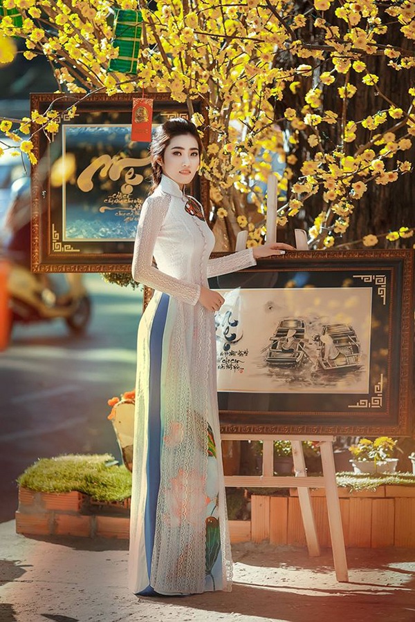 Theo chân thiếu nữ xin chữ ông đồ Sài Gòn ngày Tết - 7 Tiết trời nắng nhẹ của Sài Gòn trong những ngày đầu xuân năm mới khiến phố ông đồ càng thêm rực rỡ sắc xuân