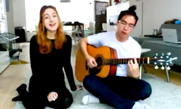 Cô giáo người Nga hát tiếng Việt hút ngàn like trên mạng xã hội - 1 Cô giáo Ksenia (trái) thể hiện ca khúc Vì tôi còn sống của Tiên Tiên