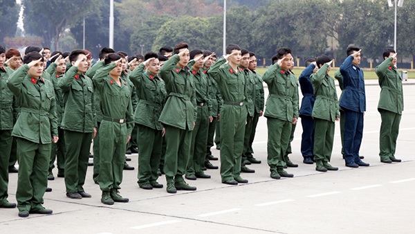 Thanh niên Thủ đô tình nguyện lên đường nhập ngũ viếng lăng Bác sáng 17/2