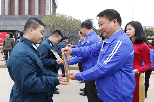 Các bạn thanh niên tình nguyện nhập ngũ nhận giấy chứng nhận của Thành đoàn Hà Nội