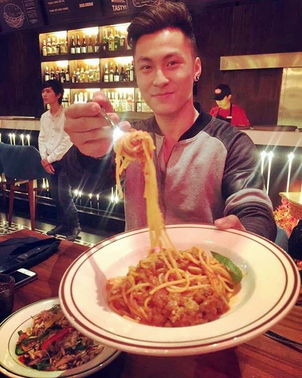 Chàng trai được tung hô là "soái ca" vì nhường đồ ăn cho bạn gái - 1 Hình ảnh soái ca nhường đồ ăn cho bạn gái đang được dân mạng chia sẻ