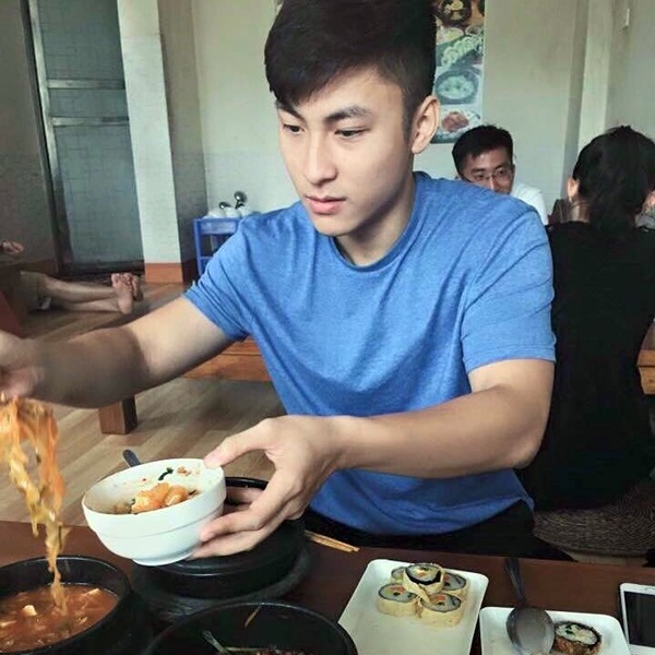 Chàng trai được tung hô là "soái ca" vì nhường đồ ăn cho bạn gái - 2 Soái ca 9x chăm sóc bạn gái khiến nhiều người ghen tị