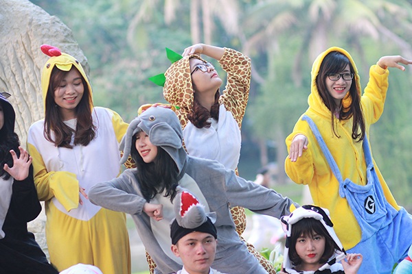 Quá trình chụp ảnh gần như không gặp khó khăn gì, vì việc hóa thú thực ra không hề khác với phong cách bình thường của lớp hằng ngày. Tất cả các bạn đều sẵn sàng lăn lê bò toài, thậm chí tạo rất nhiều tư thế độc, la một cách vô cùng thoải mái.