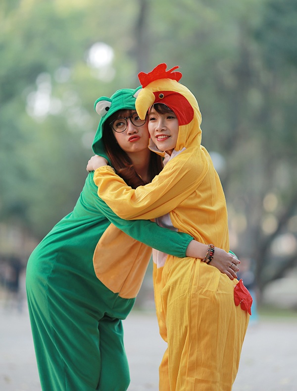 Theo một thành viên trong lớp chia sẻ thì đây là lớp chụp kỉ yếu gần như muộn nhất trường năm nay. Không phải do lớp lười, mà chưa nghĩ ra concept. Trước khi cả lớp cùng chốt concept sở thú, đã có rất nhiều ý kiến được đưa ra như Diệp Vấn, chụp áo dài xưa, lính bộ đội... Nhưng ý tưởng nào đưa ra cũng không được đa số thống nhất nên mãi vẫn không chụp được ảnh.