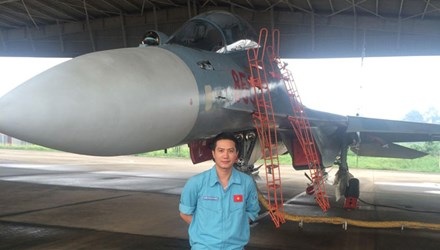 Chàng phi công dũng mãnh điều khiển chiến đấu cơ Su-30 trẻ nhất VN - 2 Anh Luân bên máy bay chiến đấu
