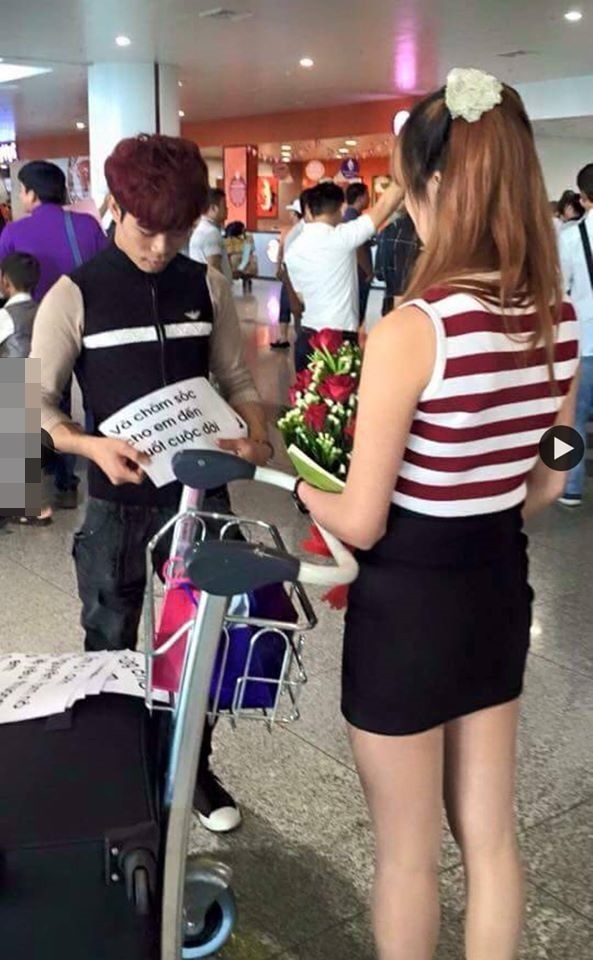 Chàng trai tỏ tình tại sân bay Nội Bài khiến bạn gái xúc động rơi lệ - 3 Hứa hẹn chăm sóc bạn gái cả đời