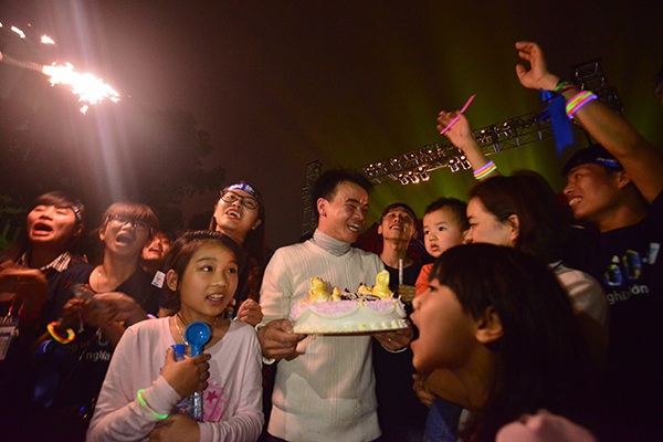 Niềm vui của gia đình nhỏ hoà chung với không khí lễ hội