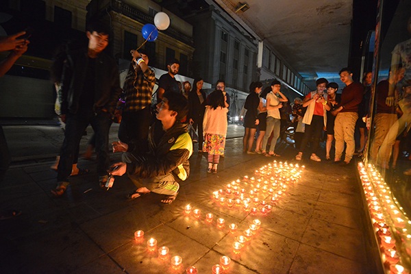 Những ngọn nến được thắp lên trong Giờ Trái đất