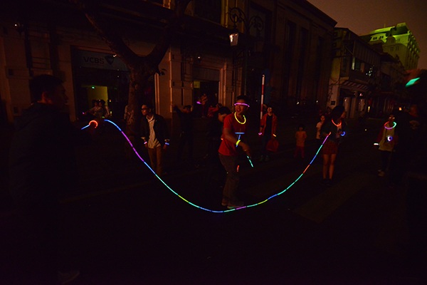 
Trò chơi nhảy dây trong giờ tắt đèn
