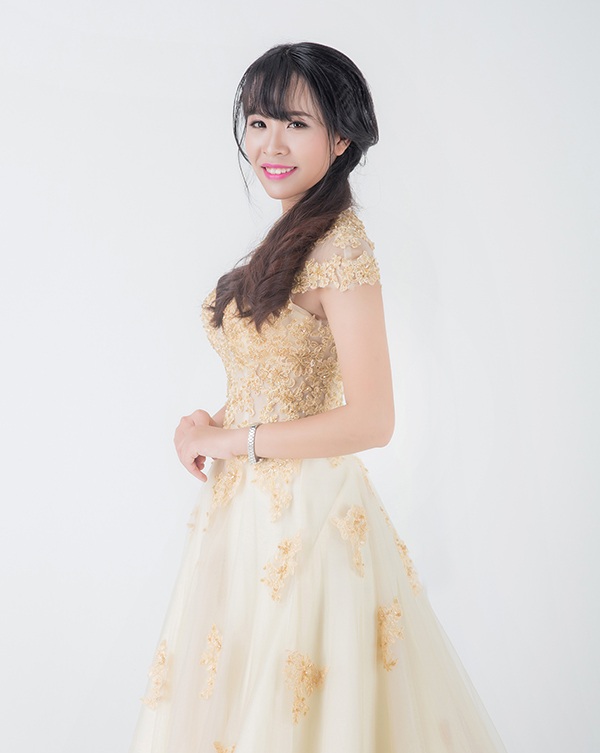 Nguyễn Lê Hà Phương. Ngày sinh: 07/03/1996, SBD: 037, K59 Báo chí & Truyền thông. Sở thích: Tham gia các hoạt động xã hội, văn nghệ, du lịch, xem phim, tìm hiểu ẩm thực. Châm ngôn yêu thích: Đừng thở dài hãy vươn vai mà sống - Bùn dưới chân nhưng nắng ở trên đầu 