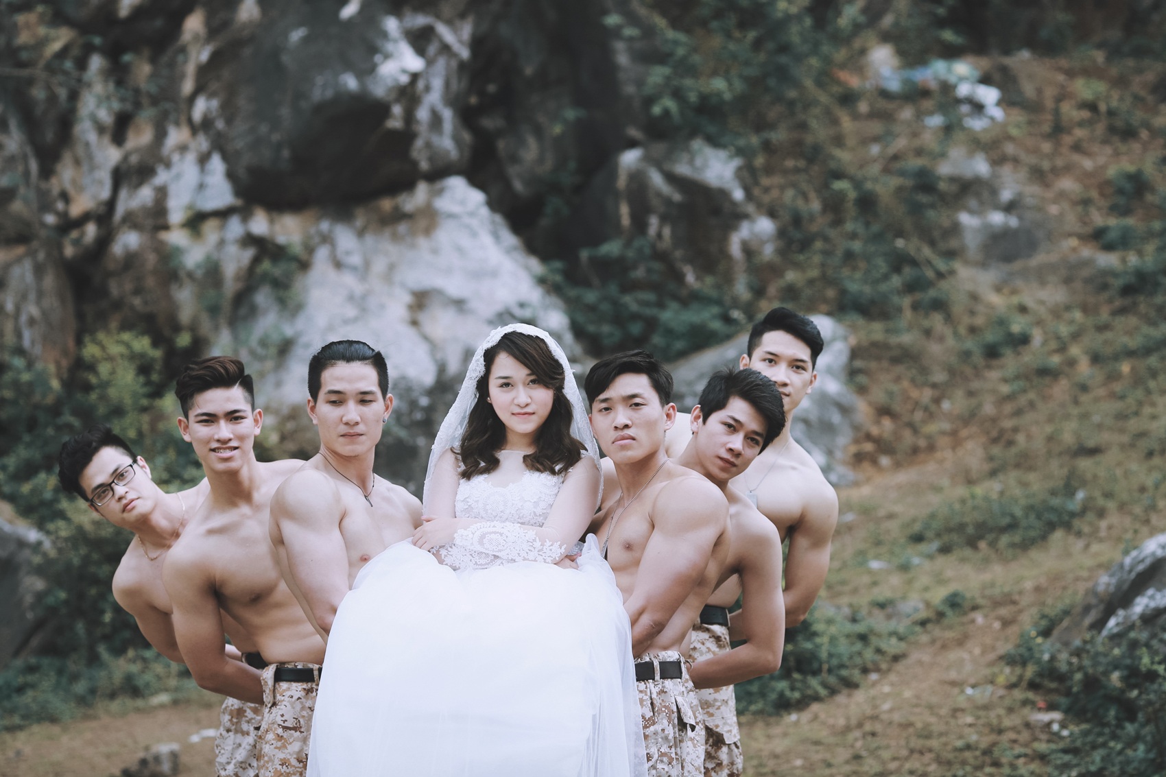 Những người bạn của cô dâu - chú rể góp vui cho bộ ảnh cưới