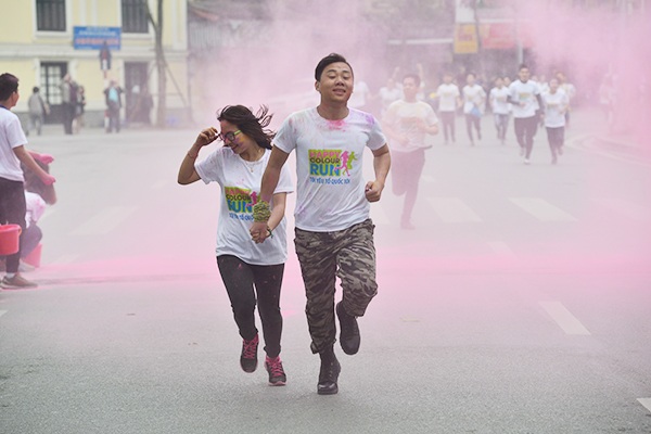 Các cặp đôi nắm tay nhau chặt chẽ, thể hiện quyết tâm chinh phục đường đua màu sắc