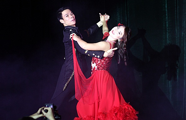 Nữ sinh Ngoại giao múa Bánh trôi nước phiên bản EDM - 5 Hoàng Ánh Ngọc thể hiện tài năng nhảy latin