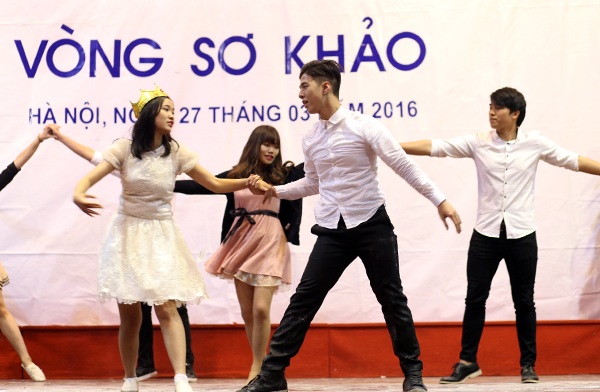 Cái kết bất ngờ của "Nàng Bạch Tuyết và bảy chú lùn" phiên bản SV - 2 “Chú lùn” Phú Duy đem lòng yêu mến nàng công chúa Bạch Tuyết, ra sức chinh phục nàng.