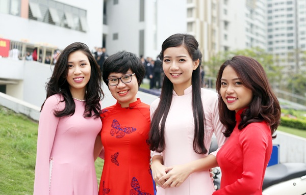Nữ sinh chuyên Hà Nội - Amsterdam cực xinh xắn trong Ngày hội áo dài - 10 “Cô giáo hot girl” Phạm Hồng Anh xinh đẹp chụp ảnh cùng các cô giáo của trường
