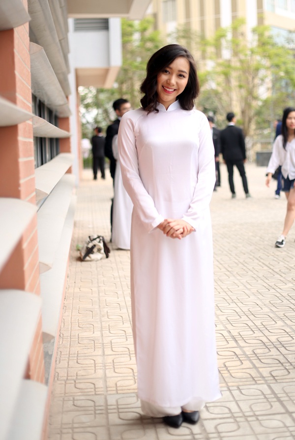 Nữ sinh chuyên Hà Nội - Amsterdam cực xinh xắn trong Ngày hội áo dài - 2 Khác với vẻ năng động, cá tính thường thấy, các nữ sinh chuyên Hà Nội – Amsterdam “lột xác” trở nên duyên dáng, nữ tính trong tà áo dài trắng tinh khôi