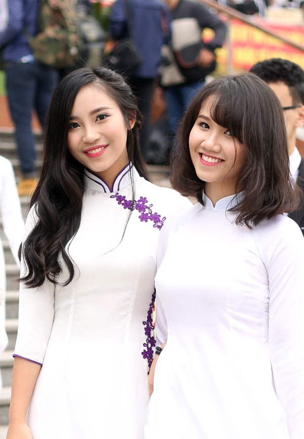 Nữ sinh chuyên Hà Nội - Amsterdam cực xinh xắn trong Ngày hội áo dài - 6 Đôi bạn thân tươi cười ghi lại những khoảnh khắc bên nhau