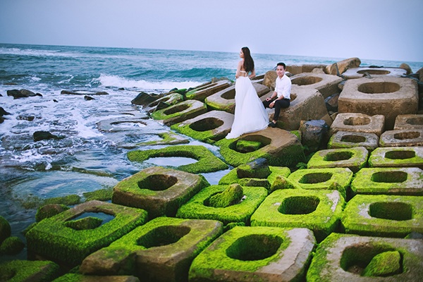 Bãi đá độc đáo trên biển Phú Yên thành điểm chụp ảnh cưới cuốn hút ...