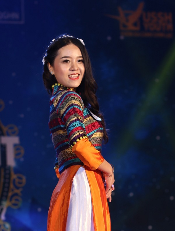 Nữ sinh Trung Quốc dáng chuẩn nổi bật trong cuộc thi Tài sắc Nhân văn - 2 Cô sở hữu mái tóc đen huyền và đôi mắt to đặc trưng của các thiếu nữ Trung Quốc