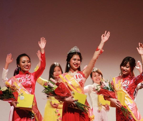 Cô gái Đà Nẵng, Bùi Thị Hồng Duyên - nữ sinh viên Đại học năm thứ nhất (Đại học Catholique de l’Ouest) đến từ thành phố nhỏ bé Angers giành vương miện Hoa khôi du học sinh Việt tại Pháp.