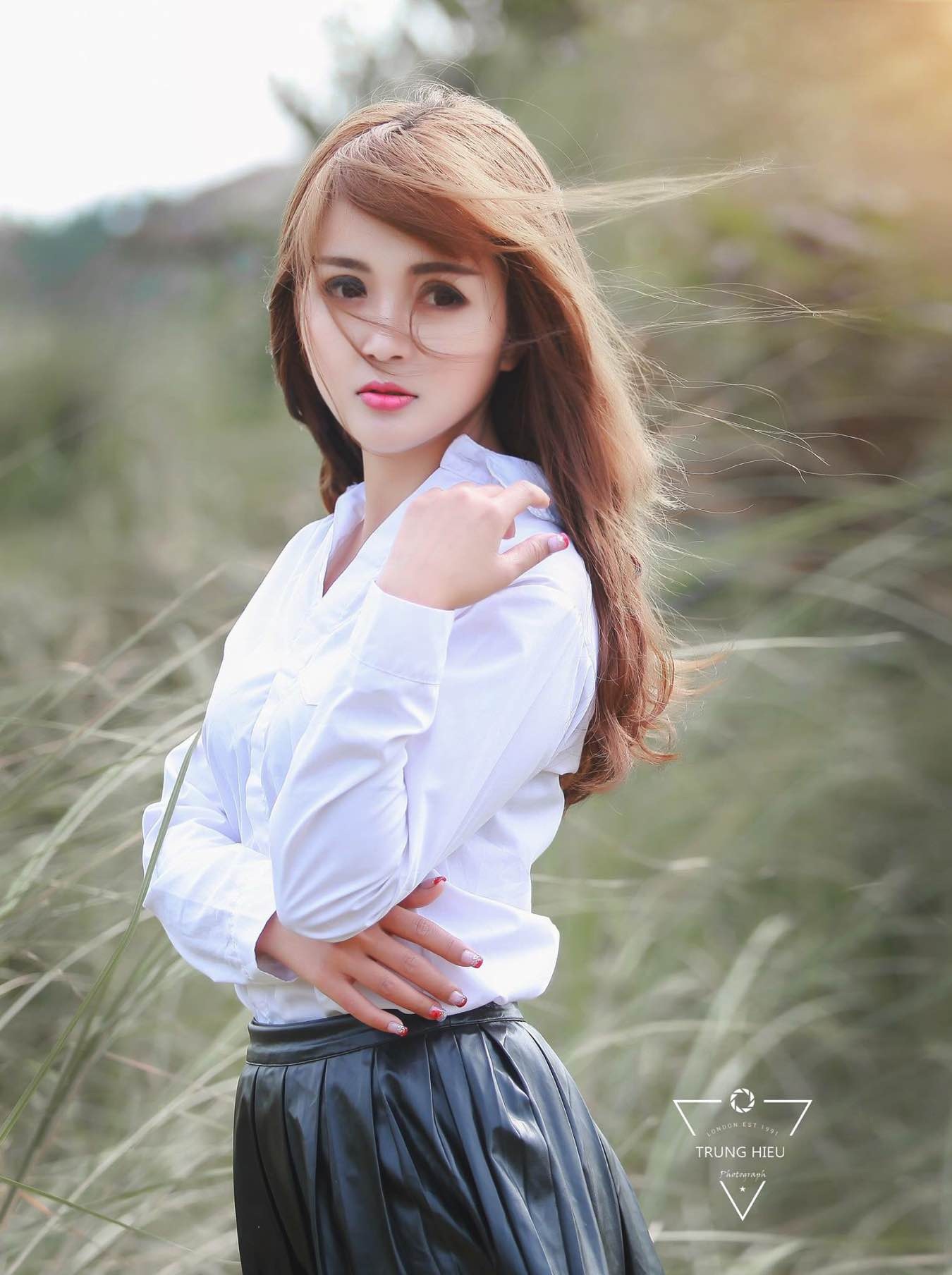 Cô giáo tiểu học xinh như "thiên thần" - 2 Ly từng là sinh viên trường Đại học Sư phạm Hà Nội. Hiện nay, cô đang dạy nhạc tại trường Tiểu học Ngô Gia Tự (Hà Nội) và đến nay đã vào nghề được gần 4 năm.