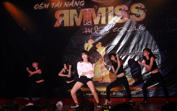 Nam sinh Tự nhiên trổ tài hát rap "Tau thích mi" cực ấn tượng - 10 Tiết mục nhảy hiện đại sôi động Why kiss my lips của Nguyễn Thị Hà