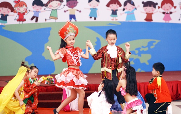 Bạn nhỏ Việt xúng xính trong trang phục truyền thống của bạn bè quốc tế - 2 Trong trang phục truyền thống của các đất nước Thổ Nhĩ Kỳ, Nhật Bản, Hàn Quốc, Ấn Độ, và tà áo dài truyền thống của Việt Nam, các em thiếu nhi đã thu hút mọi ánh nhìn của các bạn trẻ tham gia ngày hội