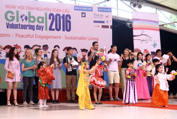 Bạn nhỏ Việt xúng xính trong trang phục truyền thống của bạn bè quốc tế - 6 Các tình nguyện viên của 20 nước tham gia chương trình cùng hòa giọng với các em nhỏ