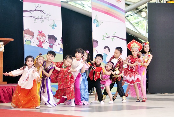 Biểu diễn trò chơi “Rồng rắn lên mây”